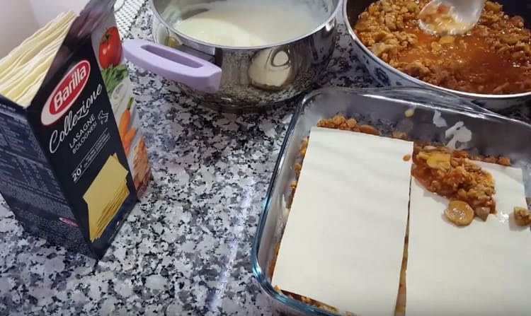 Alterner les feuilles de lasagne et les sauces, en recueillant un plat.