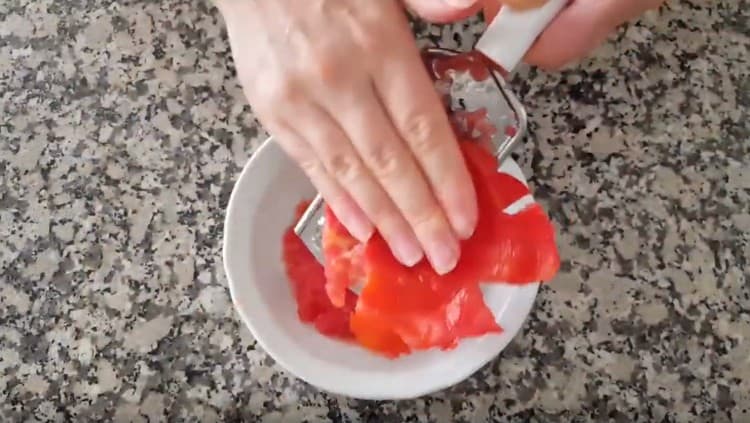 Frota el tomate en un rallador.
