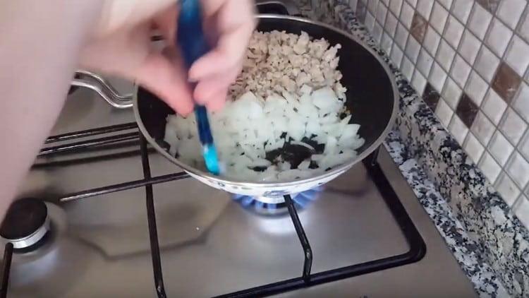 Ajouter les oignons dans la poêle et les faire frire.