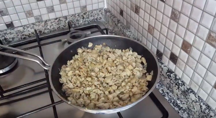 Faites frire le poulet aux champignons jusqu'à ce que l'humidité se soit évaporée.