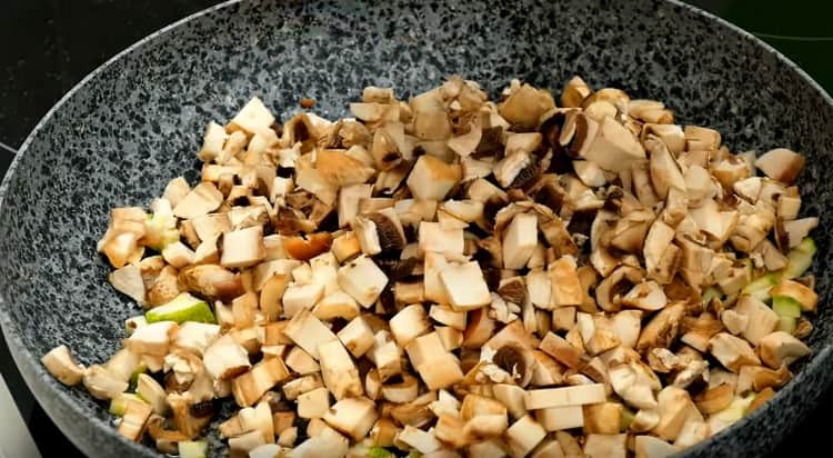 Séparément, faites frire les champignons avec les courgettes.