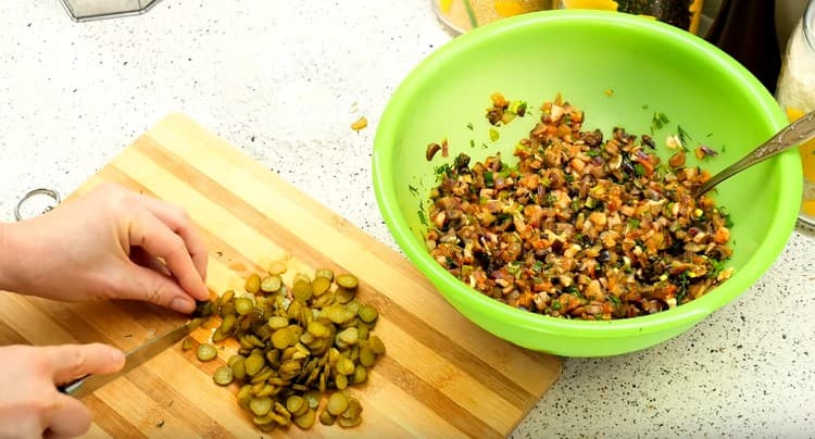 If desired, you can also add finely chopped pickled cucumbers to the filling.