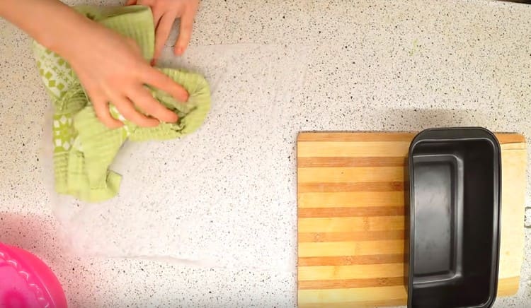 Humedecemos una hoja de pergamino con agua, la limpiamos con una toalla y cubrimos el formulario.