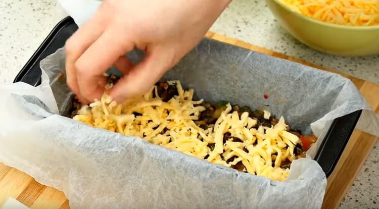 Sprinkle the filling with a layer of cheese.