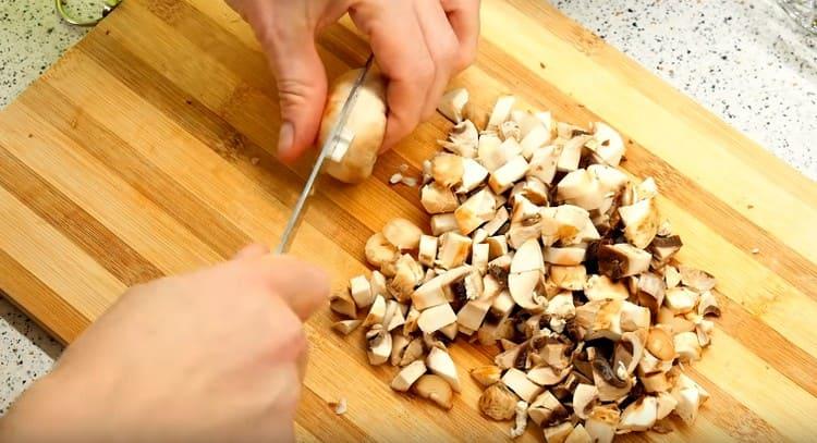 Corta los champiñones en un cubo pequeño.