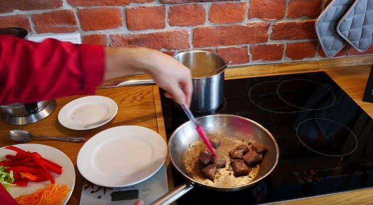 Extendemos la carne en una sartén y la freímos.