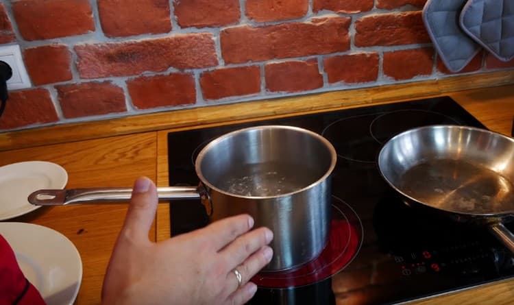 Dans une casserole, porter l'eau à ébullition.