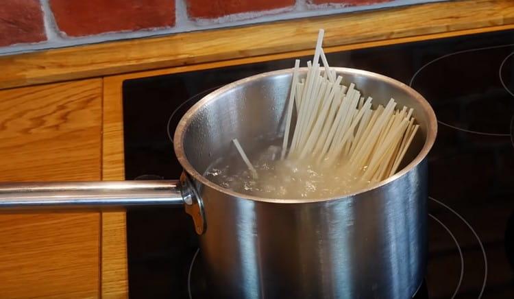 Cocina los fideos hasta que estén cocidos.