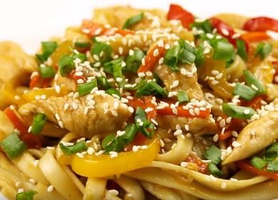 Deliciosos fideos de wok con pollo: cocine de acuerdo con una receta paso a paso con una foto.