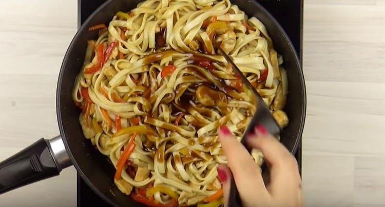 We spread noodles to vegetables with chicken, add the remaining sauce.