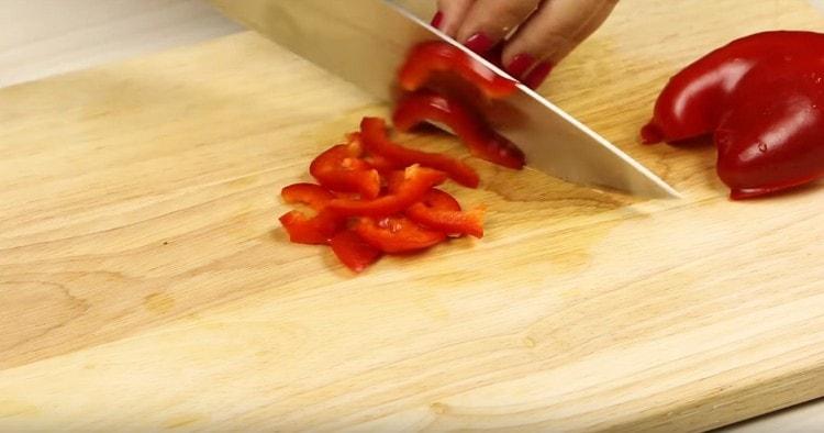 Izrežite papriku na trakice.