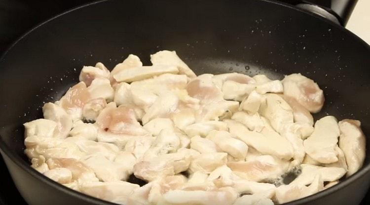 Fríe el filete de pollo hasta que esté dorado.