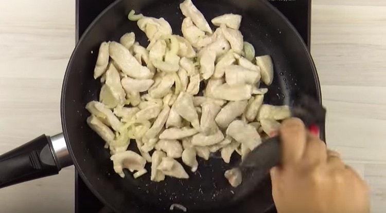 Add onion to the chicken fillet, mix.