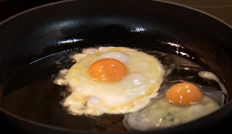 Por separado, freír los huevos fritos con huevos fritos.