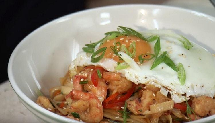 Shrimp noodles served with egg.