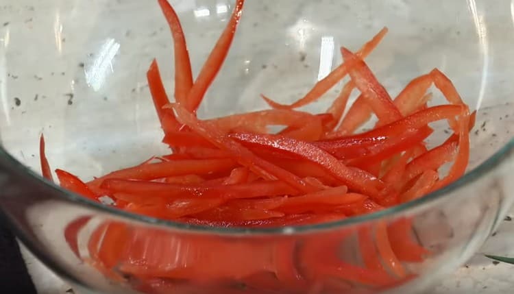Slatku papriku izrezati na tanke trakice.