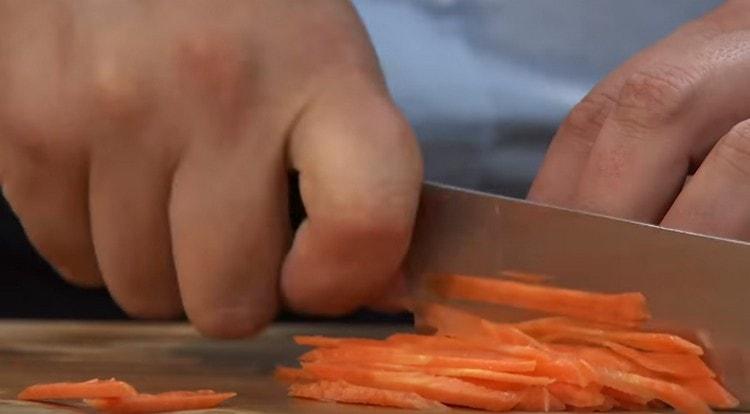 Couper les carottes avec les mêmes lanières.