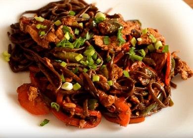 Receta de fideos soba con pollo y verduras con salsa teriyaki 🍝