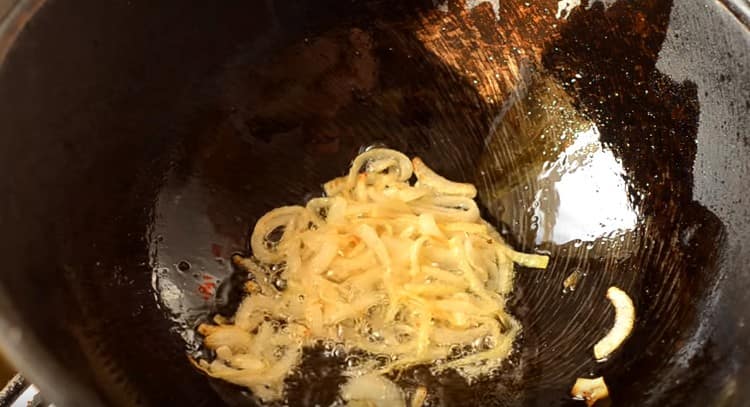 Freír la cebolla hasta que esté dorada.