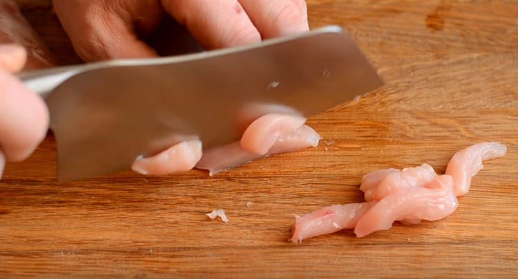 Nous avons coupé le poulet en fines tranches.