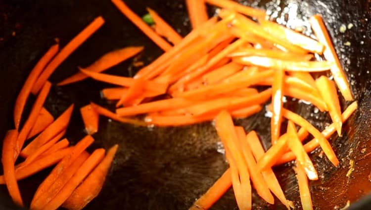 We take the fillet out of the pan, instead, fry the carrots.