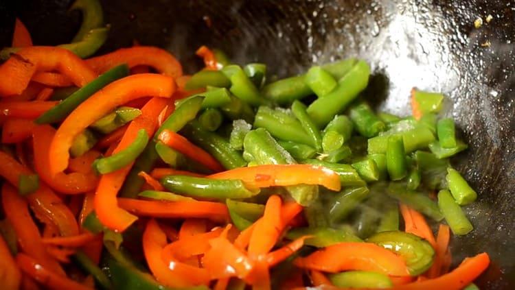 Ensuite, ajoutez les haricots verts.