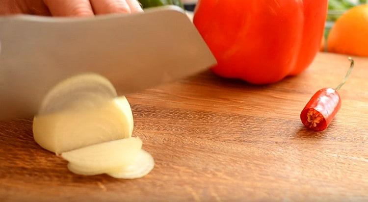 Cortar las cebollas en medias aros finos.
