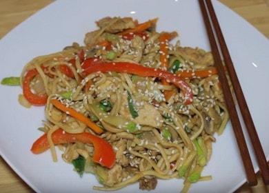 Fideos Udon con pollo y verduras: un plato asiático muy simple y delicioso 🍝