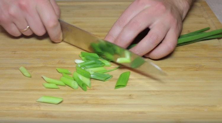 No corte las cebollas verdes.