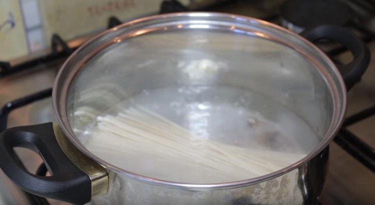Boil udon noodles.