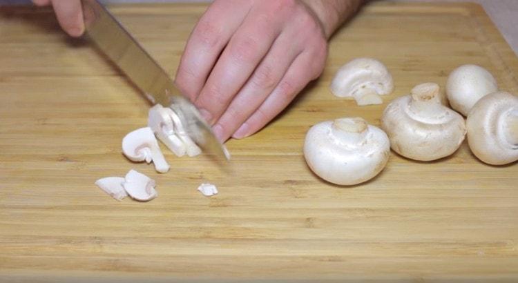 Cut the mushrooms into slices.