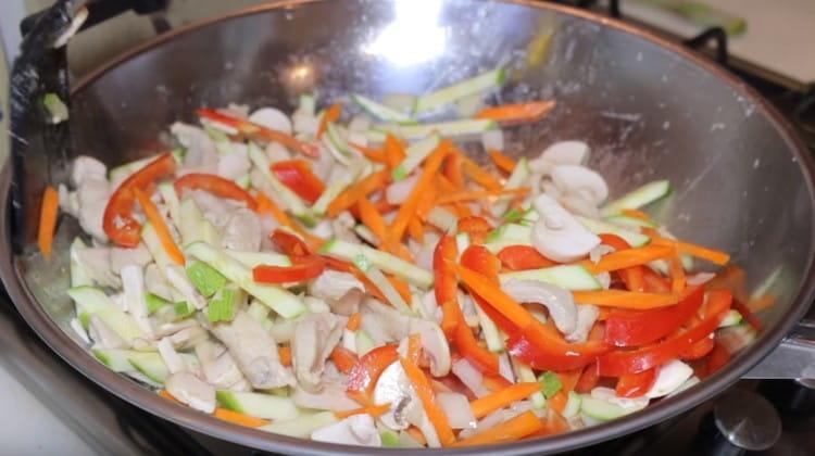 Ajoutez des légumes à la viande.