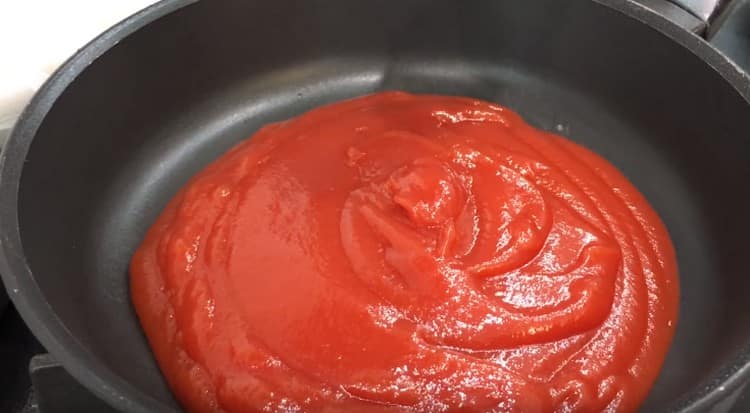 Vierta la salsa de tomate en la sartén.