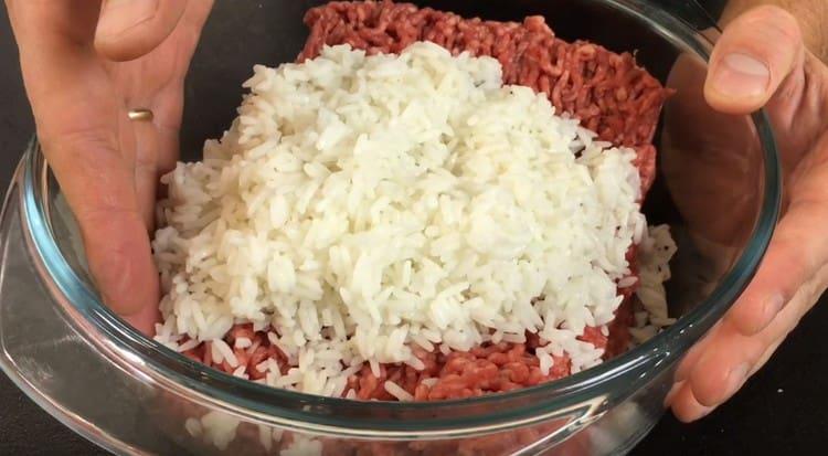Mix rice with minced meat.
