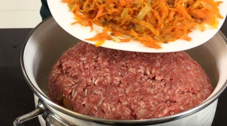 Then we combine the minced meat with rice, cabbage and previously fried vegetables in one container.