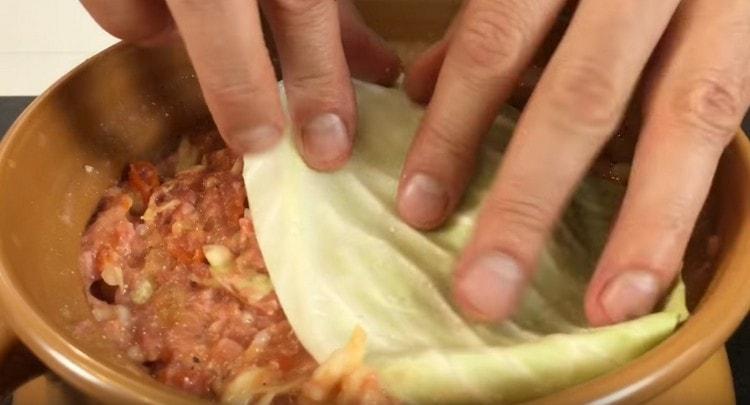 Like a lid, cover the dish with cabbage leaves and send to the oven.