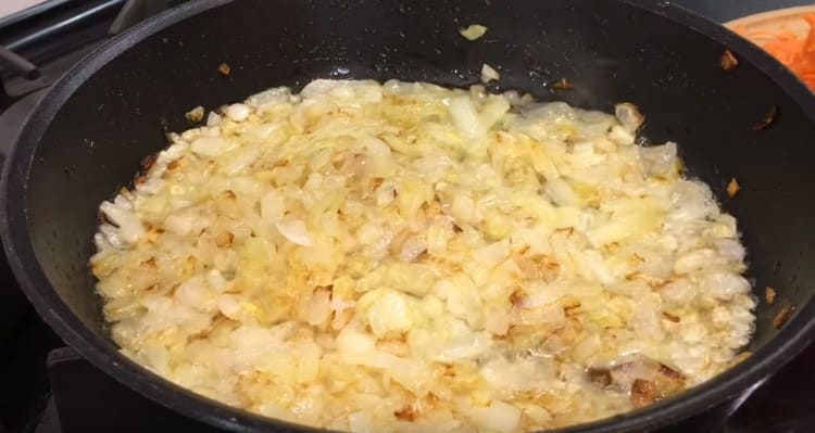 Fry the onion in a pan until golden brown.