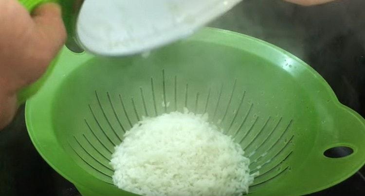 puis nous jetons le riz dans une passoire et rincons.