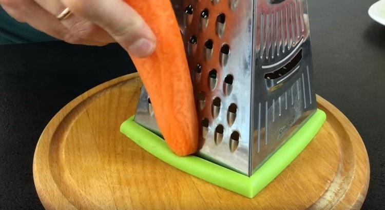 Rub the carrots on a grater.