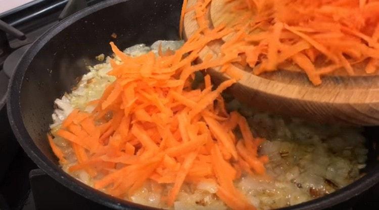 Agregue las zanahorias ralladas a las cebollas en la sartén.