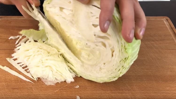 Shred finely cabbage.