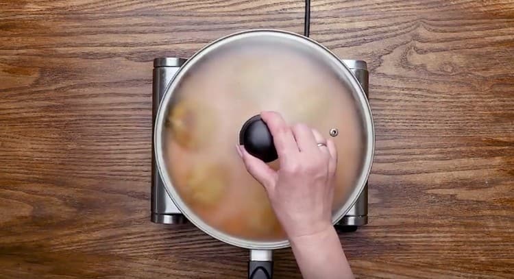 Bedek de pan met een deksel en laat het gerecht sudderen.