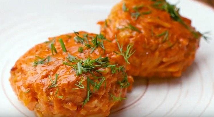 Des rouleaux de chou paresseux cuits dans une casserole ne céderont pas à un plat classique au goût.