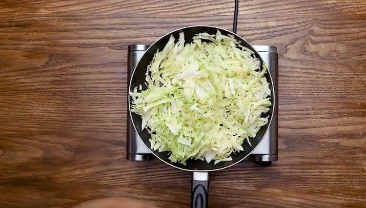 Shred the cabbage and stew in a pan.