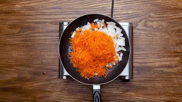 Moudre les oignons, râper les carottes et les faire frire dans une casserole séparée.