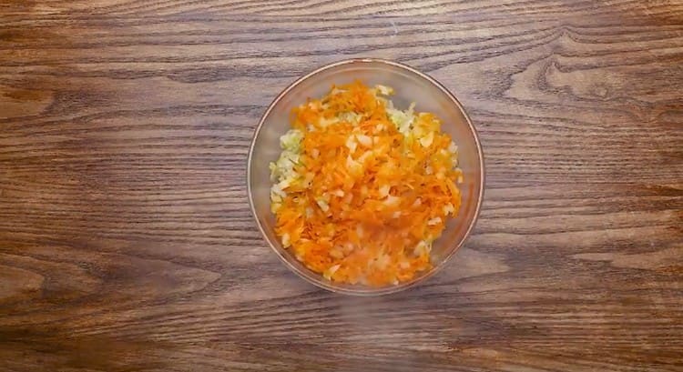 Nous combinons des oignons avec des carottes, du chou et de la viande hachée.