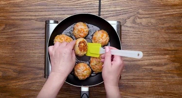 Nous formons des boulettes de viande hachée et les faisons frire dans une casserole.