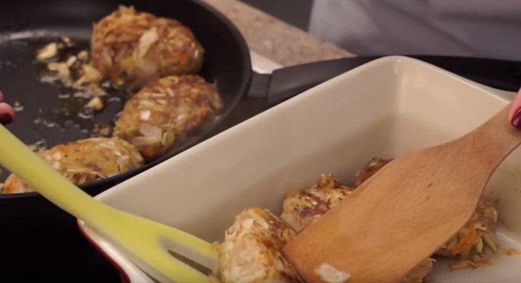 Ilagay ang pritong mga rolyo ng repolyo sa isang baking dish.