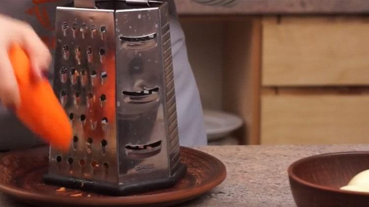 Rub the carrots on a grater.