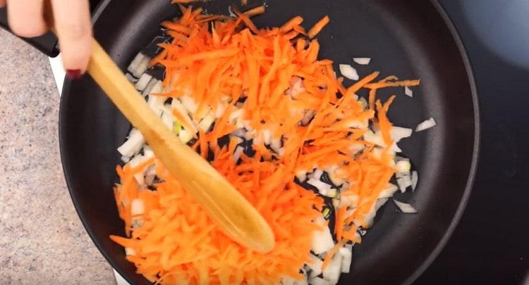 Freír las cebollas con zanahorias.